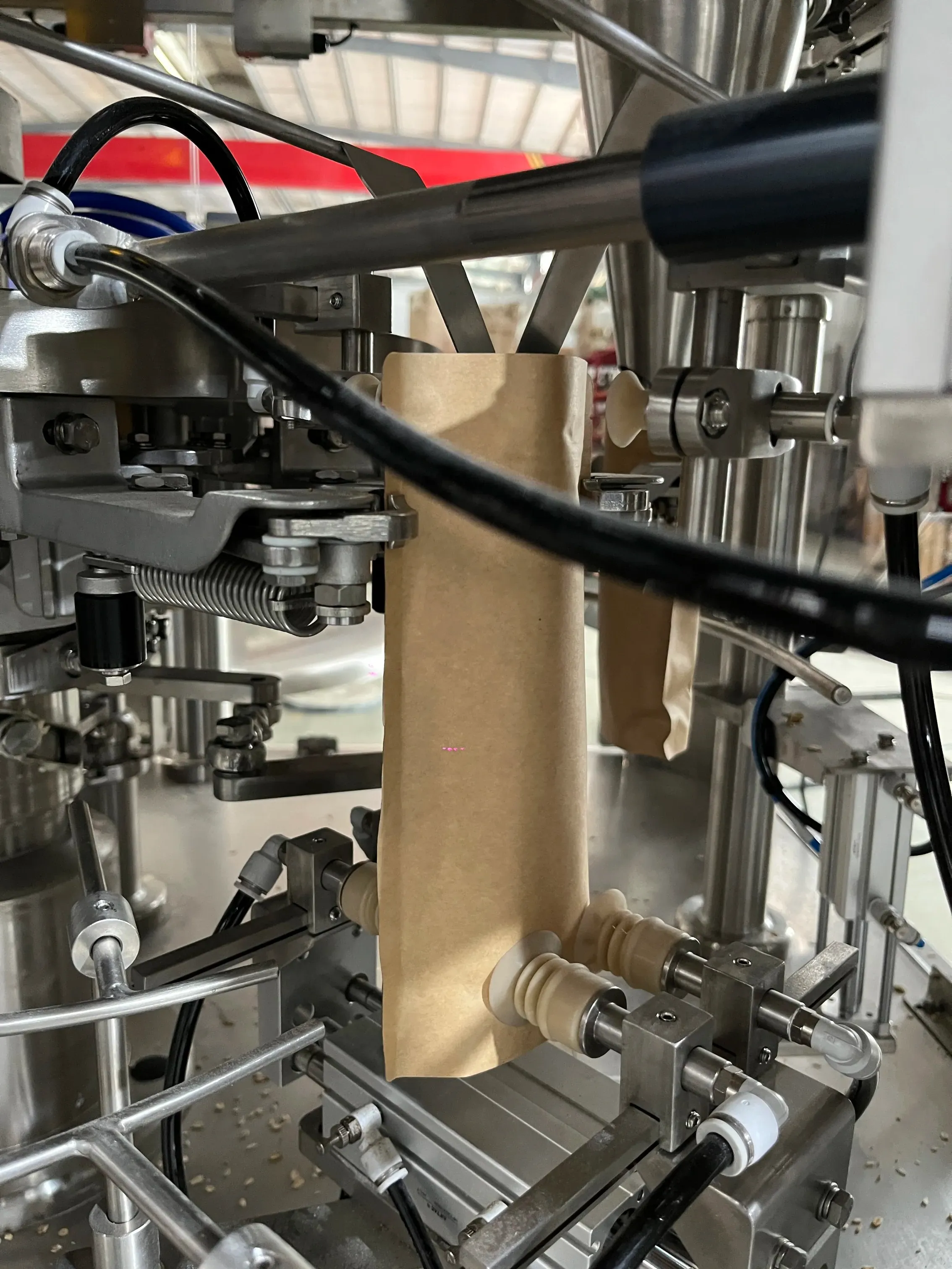 Karouselový stroj pro sypké suroviny - detail otevření sáčku